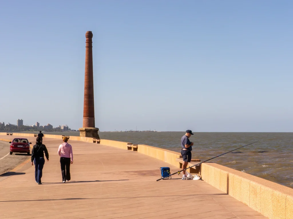 People walking beside the Río de la Plata on Montevideo’s southern Rambla